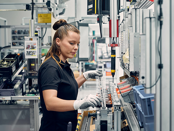 Bild: Dass die Menschen im „Corona-Jahr“ mehr Zeit zu Hause und im Garten verbrachten, spiegelt sich in den Umsatz- sowie Mitarbeiter:innenzahlen der STIHL Tirol GmbH wider.