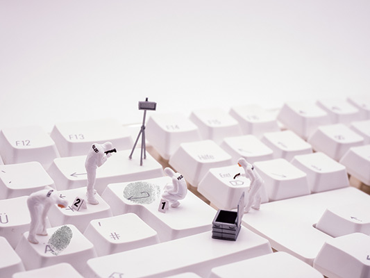 Bild: Die Angriffe von Hackern und Cyberkriminellen werden immer raffinierter, die Auflösung der Betrugsfälle gelingt nur selten. Wieso der  direkte Schutz gegen Attacken nicht ausreicht ...