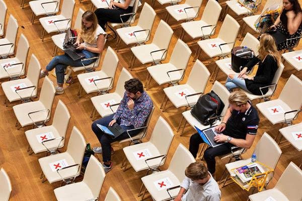 Bild: Die Kongress- und Tagungsbranche hat ihre Köpfe zusammengesteckt und über die Zukunft nachgedacht. Nun ist man sich einig: Corona geht, hybrid bleibt und Co-Creativity kommt. 