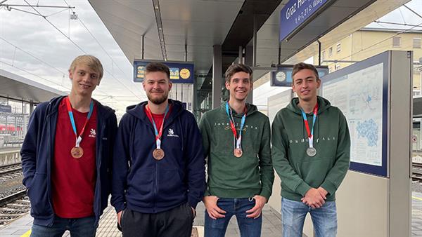 Bild: Bei den EuroSkills 2021 in Graz haben junge Fachkräfte aus ganz Europa ihr Können unter Beweis gestellt. Auch vier Teilnehmer von Blum überzeugten mit außergewöhnlichen Leistungen.