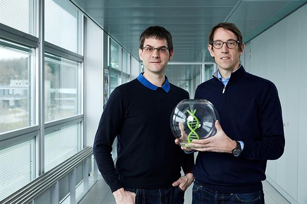 Bild: Ein Verfahren, das DNA-Stränge nutzt, um digitale Daten sehr lange zu speichern, bescherte dem Vorarlberger Robert N. Grass den Europäischen Erfinderpreis in der Kategorie „Forschung“. 