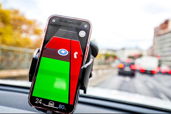 Bild: In Wien startet ein Pilotprojekt für Auto und Rad. Mit einem Verkehrsmanagement 2.0 und der Smartphone-App „Grüne Welle Wien“ soll die klimafreundliche ­Mobilität der Zukunft eingeläutet werden.