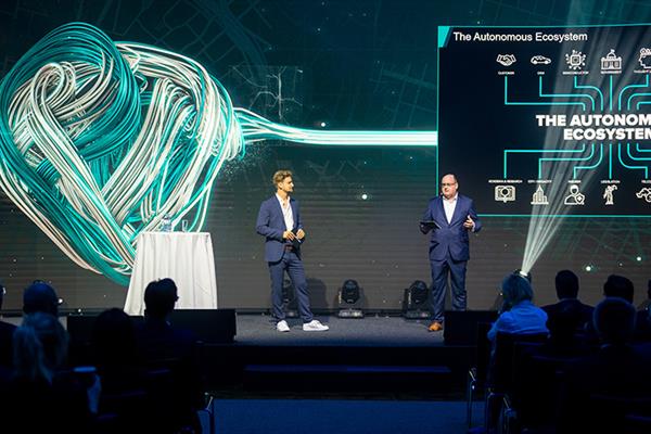 Bild: Die Veranstaltungsreihe der The Autonomous-Initiative versammelte 500 führende Experten und Entscheidungsträger von 170 Unternehmen, die neueste Technologien des autonomen Fahrens ...
