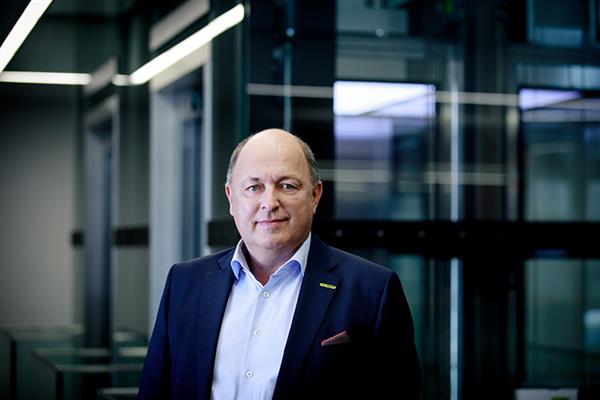 Bild: PALFINGER-CEO Andreas Klauser im Gespräch über proaktive Schritte zur Stärkung der Resilienz, ein historisches Investitionspaket und die tiefe Verbundenheit zur Zentrale in Bergheim.