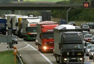 Bild: Ein Drittel der Brenner-Lkw nehmen weite Umwege in Kauf