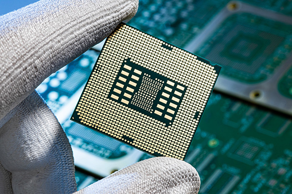 Bild: Man findet sie in Handys, Computern oder Autos. Computerchips oder sogenannte „Halbleiter“ sind aus Alltag und Industrie nicht mehr wegzudenken ...