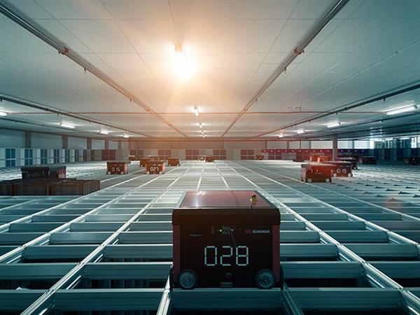 Bild: DB Schenker implementiert AutoStore, um Logistiklösungen für E-Commerce-Kunden zu optimieren. Ein Logistikzentrum in Göteborg kann damit einzigartige Flexibilität ...