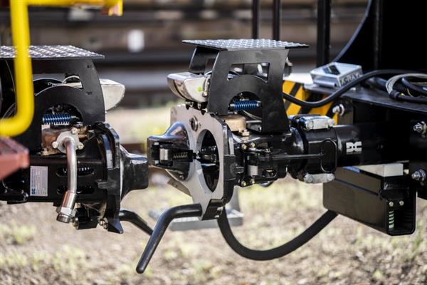 Bild: Seit der Kaiserzeit werden Güterwaggons auf die mehr oder weniger gleiche Art verbunden. Die Digitale Automatische Kupplung soll das ­entscheidend ändern ...