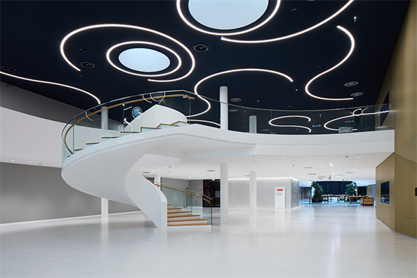 Bild: ABB eröffnet seinen globalen Innovations- und Bildungscampus bei B&R in ­Eggelsberg. Der neue Campus wird Forschungszentrum für Maschinen- und ­Fabrikautomation, KI und Softwarelösungen ...