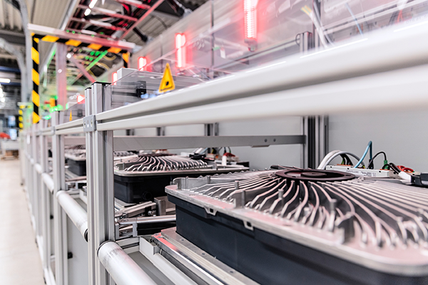 Bild: Fronius setzte früh auf das Thema Sonnenenergie. Mittlerweile hat sich der Geschäftsbereich zum größten Standbein  entwickelt. Jetzt wurde der Standort Sattledt ausgebaut.