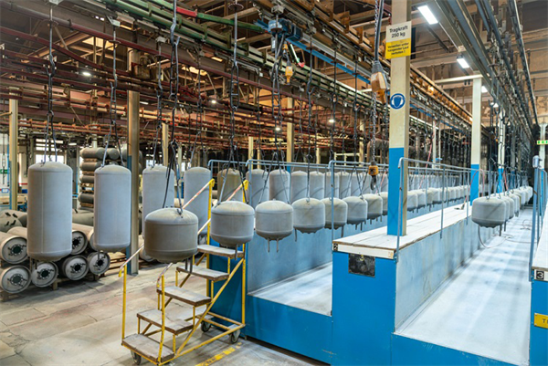 Bild: Die Austria Email freut sich mit 197.000 produzierten Speichern und einem Umsatzsprung auf 107,3 Mio. Euro über ein Erfolgsjahr. Eine Investitionsoffensive soll die Kapazitäten für die Zukunft sichern