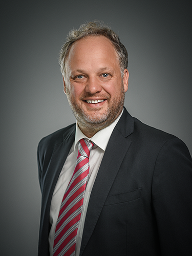 Bild: Lösungen, die Kosten sparen und den CO2-Fußabdruck reduzieren, sind gefragt. Rittal antwortet mit der Kühlgeräteserie Blue e+, die mit durchschnittlich 75 Prozent Energieeinsparung ...