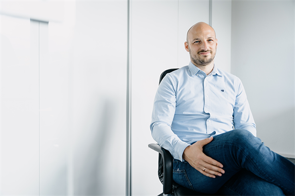 Bild: Das Vorarlberger Unternehmen e.battery systems entwickelt Energiespeicher aus gebrauchten Autobatterien und verlängert damit die Batterie-Nutzungsdauer um bis zu zehn Jahre.