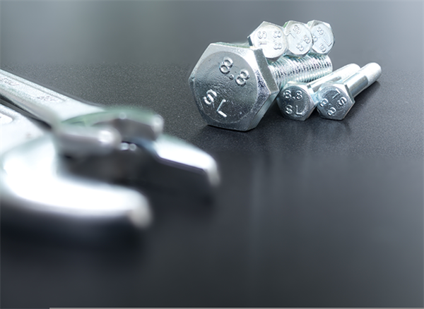 Bild: Im Krisenherbst und -winter sind Strom und Gas rare Güter. Immobilien-Insider Mathias Mühlhofer entwirft ein Szenario, wie Energiesparen bei Gewerbeimmobilien ...