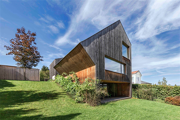 Bild: Das Sunlighthouse in Pressbaum ist das erste CO2-neutrale Einfamilienhaus in Österreich. Zwölf Jahre nach Fertigstellung wird ein Rückblick auf das einzigartige Experiment geworfen ...