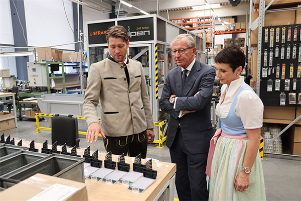 Bild: Seit 65 Jahren gilt Alpen-Maykestag als Wirtschaftsmotor im Tennengau und darüber hinaus. Im Jubiläumsjahr 2022 wurde gebührend gefeiert und ein neues Logistikzentrum eröffnet.