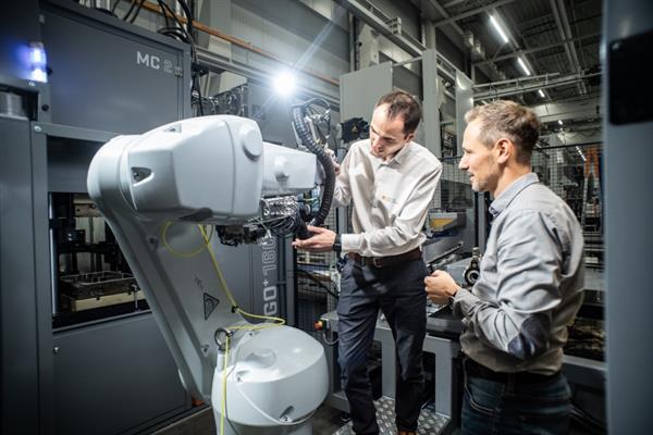 Bild: Komplettautomation im Elastomer-Spritzguss