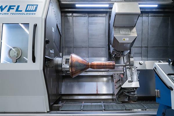 Bild: Bauteile für die Raumfahrt müssen höchsten Qualitätsanforderungen genügen. So setzt die ArianeGroup beim Bau der Schubkammern für die neue Ariane 6 auf eine WFL-Maschine des Typs M80 ...