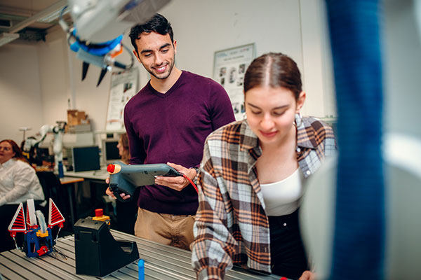 Bild: Die FH Kärnten blickt auf ein wirkungsvolles Forschungsjahr 2022 zurück: Mit einem Rekordvolumen von acht Millionen Euro zieht die Forschungsabteilung eine äußerst positive Bilanz.