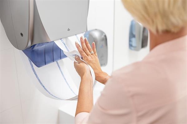 Bild: Stoffhandtuchrolle statt ­Papierchaos und Müll im Waschraum