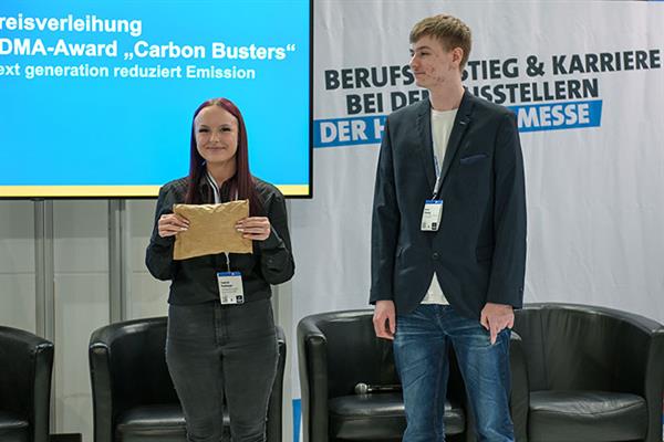 Bild: Lenze Austria gewinnt mit einem schlauem Recyclingkonzept seiner jungen Mitarbeiter:innen den „VDMA Carbon Busters 2.0“-Award. Aus leeren Kartons werden künftig Verpackungspolster ...