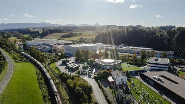 Bild: Auch im schwierigen Geschäftsjahr 2022 hat Greiner einen soliden Umsatz  von mehr als 2,3 Mrd. Euro erzielt. Trotz der verschiedenen Krisen hält das ­Kunststoffunternehmen ...