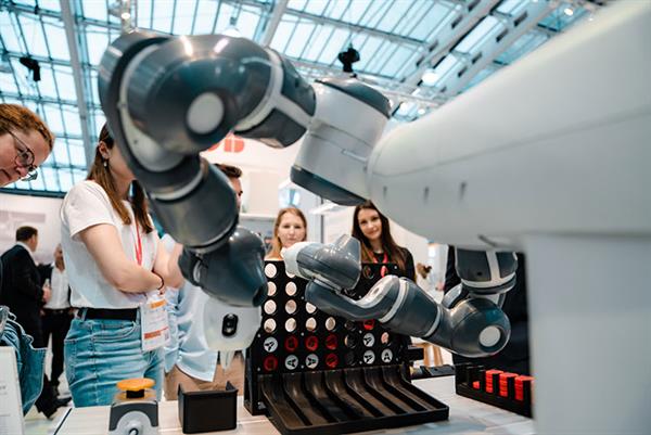 Bild: Es war endlich wieder Messezeit! Vom 23. bis 25. Mai machten im ­Rahmen der SMART Automation Austria 2023 mehr als 170 Aussteller das Design Center Linz neuerlich zum absoluten Mittelpunkt ...