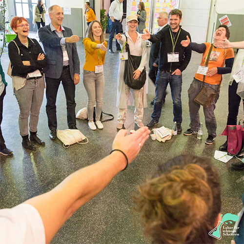 Bild: Scheitern gehört zum Leben. Es muss aber nicht automatisch weh  tun. Im Labor für schönes Scheitern kann man den gelassenen Umgang mit den Herausforderungen des Lebens lernen.