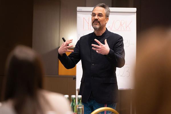 Bild: Werden durch künstliche Intelligenz manche Berufsbilder verschwinden? Selbstverständlich, sagt Nahed Hatahet. 