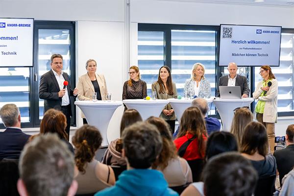 Bild: Knorr-Bremse lud zu einer Podiumsdiskussion mit der Frage, wie mehr Mädchen für MINT-Berufe motiviert werden können, und bietet Bildungseinrichtungen Zusammenarbeit an.