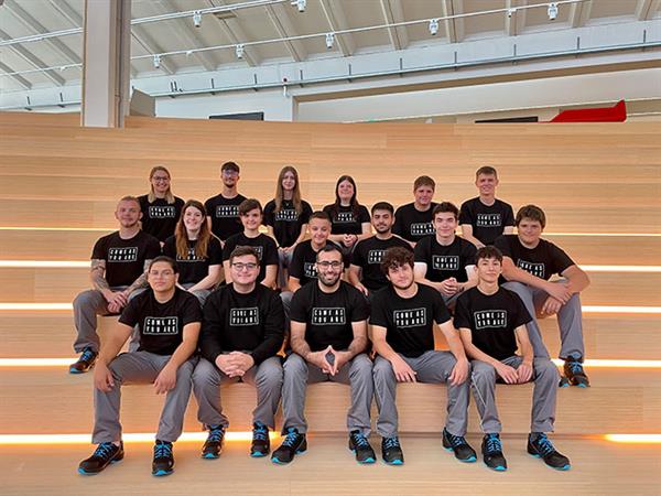 Bild: Im September haben 18 Nachwuchskräfte ihre Ausbildung bei Zumtobel gestartet. In der eigenen Lehrwerkstatt gibt es Fachwissen, ergänzt um Workshops zur Persönlichkeitsentwicklung.