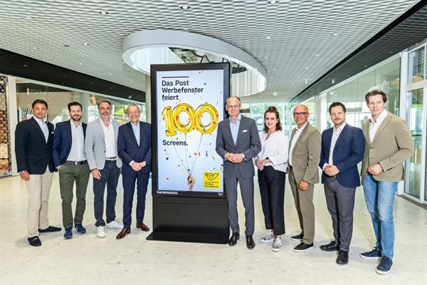 Bild: Post feiert 100. DOOH-Screen