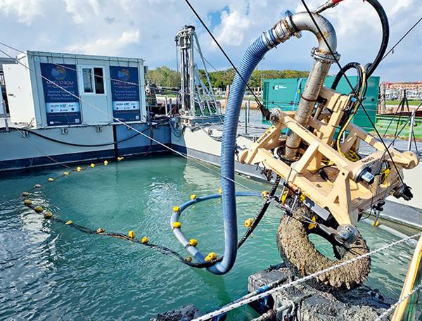 Bild: Mehrere 10 Mio. Tonnen an Müll sinken auf den Grund der Meere oder zerfallen­ in Mikro- und Nanoplastik. Ein autonomer Roboter kann selektiv Objekte ­identifizieren und einsammeln. 