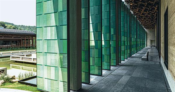 Bild: Ein intelligentes Faltwandsystem in der ostchinesischen Provinz Zhejiang zeichnet mit seiner grünlichen Fliesenoberfläche ein berühmtes Landschaftsgemälde nach. 