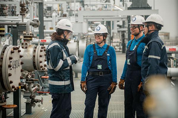 Bild: Die OMV hat ihre ReOil-Anlage mit einer jährlichen Verarbeitungskapazität von bis zu 16.000 Tonnen schwer recycelbarer Kunststoffe am Standort Schwechat in Betrieb genommen. 