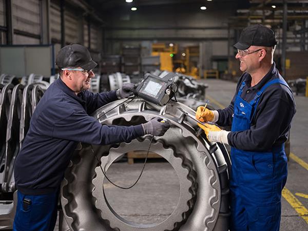 Bild: GF Casting Solutions in Leipzig fertigt schwere, flexible Struktur­teile aus Eisenguss. 