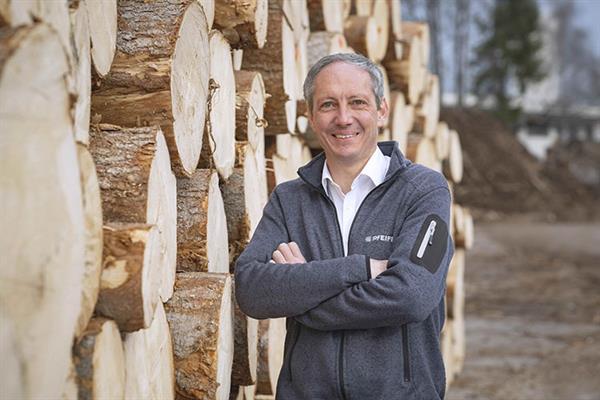 Bild: Mit einer Investition von rund 18 Millionen Euro hat das international tätige Holzunternehmen Pfeifer sein Massivholzplattenwerk am Stammsitz in Imst vollständig modernisiert. 