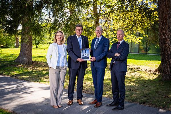 Bild: Trotz schwieriger Rahmenbedingungen konnte die Raiffeisen-Landesbank Tirol 2024 ein ausgezeichnetes Ergebnis erzielen. Die Bilanzsumme lag am 31. Dezember bei 10,3 Mrd. Euro.