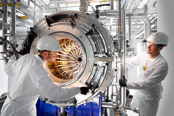 Bild: Mit Sandoz und Novartis ist die Konzentration der Pharma-Industrie kaum wo im Land so hoch wie in Kundl. Beide Unternehmen werden zudem von Frauen geführt.