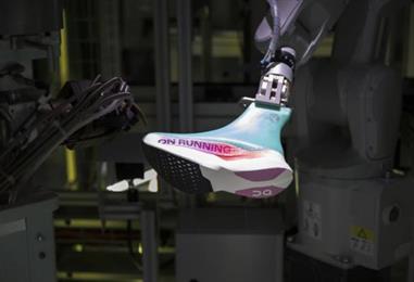 Bild: On fertigt Laufschuh mit Roboter in drei Minuten