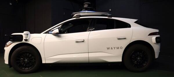 Bild: Robotaxis von Waymo und Tesla im Wettstreit