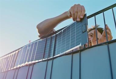 Bild: Sichtschutz als Sonnenstromquelle