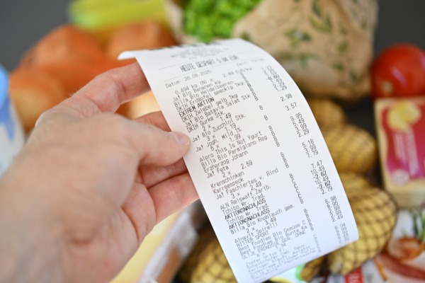 Bild: Viele leihen sich Geld, um Alltagskosten zu decken