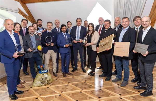 Bild: Die diesjährigen Gewinner des Innovationspreises Steiermark stehen fest und wurden von Landesrat Willibald Ehrenhöfer und Christoph Ludwig (Geschäftsführer SFG) ausgezeichnet.