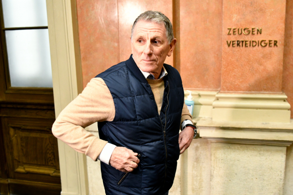 Bild: Peter Hochegger will mit Fußfessel als Nachtportier arbeiten