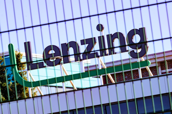 Bild: Bei Lenzing dürften 500 Jobs wackeln