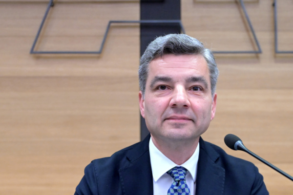 Bild: Peschorn vermutet Benko-Vermögen in Stiftungen