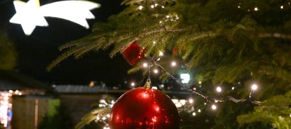 Bild: Immer öfter Gutscheine und Geld unter dem Christbaum