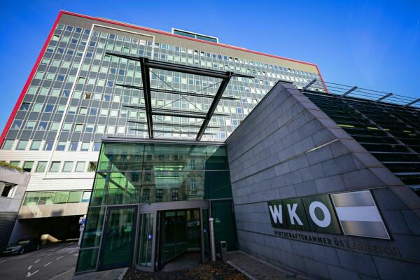 Bild: WKÖ - FPÖ und NEOS fordern Rücknahme der Bezüge-Erhöhungen