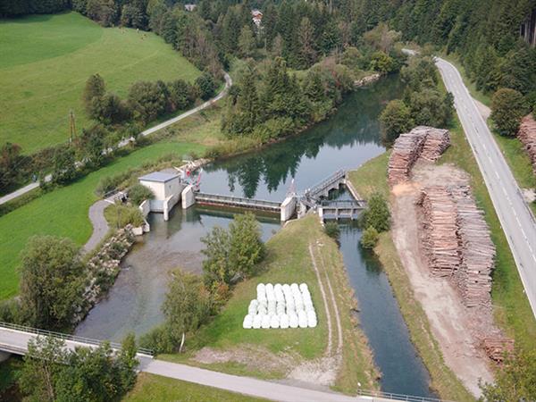 Bild: Kleinwasserkraft ist bewährt, stärkt Versorgungssicherheit sowie ­Energieautarkie und wird seit Generationen genutzt. Paul Ablinger ­darüber, warum die Zukunft der Industrie am Wasser liegt.
